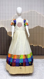 Robe longue en satin plissée style ethnique vintage avec dupatta pour soirée et mariage - Product Image 3