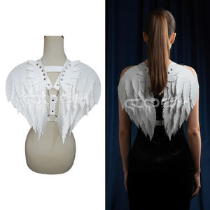 Arnés de piel sintética blanca con alas de ángel y plumas en capas, con tachuelas plateadas - Product Image 5