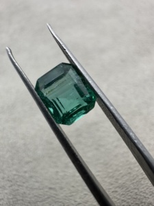 Gemas Brillantes, Esmeralda Natural Corte Rectángulo Verde, Gema Suelta de 1.70 Quilates, Certificada por IGI para Joyería - Product Image 2