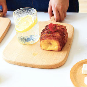 Planche à découper en bois massif avec poignée, épaisseur 1,5 cm, compatible lave-vaisselle, pour viande, fromage, légumes et fruits, usage en cuisine - Product Image 4