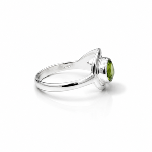 Bague en argent 925 artisanale avec pierre de péridot naturelle taille ronde, style minimaliste ondulé, pour mariage - Product Image 3
