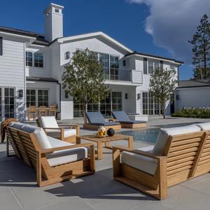 Ensemble de canapés de patio en teck massif en forme de L – Mobilier de salon extérieur de luxe pour hôtel et complexe hôtelier avec coussins - Product Image 1