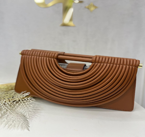Pochette de soirée en ruban superposé doré chatoyant. Éclat radieux pour votre prochain événement. Disponible aux prix de gros. - Product Image 4