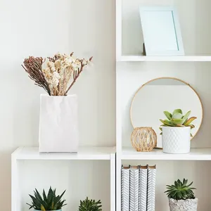 Jarrón de Cerámica Blanco Minimalista con Diseño de Textura Arrugada para Arreglos Florales de Mesa - Product Image 5