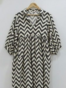 Vestido Midi Teñido Anudado, Hecho a Mano, 100% Algodón, Ecológico y Transpirable para Mujer |   Estampado floral, cuello en V, mangas abullonadas, silueta en A, natural - Product Image 3