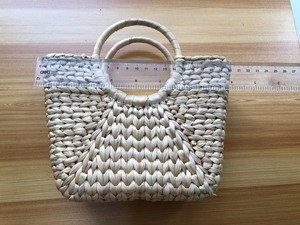 Sac fourre-tout cylindrique en paille de jacinthe d'eau imprimé et durable |   Sac à main artisanal tissé léger pour l'été, avec poignée robuste, pour un usage unisexe - Product Image 1
