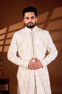 Blazer de créateur moderne Grand Heritage en soie Vergo ivoire, style Sherwani, avec ceinture en maille diamantée Heritage Arch - Product Image 1