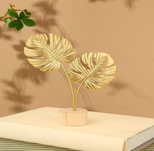 Feuille de monstera dorée complexe et unique sur un piédestal rectangulaire métallique assorti. Disponible à prix de gros. - Product Image 5