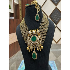Ensemble collier et boucles d'oreilles en or plaqué de qualité supérieure, style Kundan classique avec moissanite, pour les occasions spéciales comme les fiançailles et les mariages, pour femmes. - Product Image 1