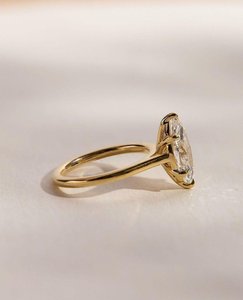 แหวนหมั้นเพชรโมอิสซาไนต์ทรงมาร์คีส์ เงินแท้ 925 ชุบทองคำขาว ประดับแบบหนามเตย - Product Image 3