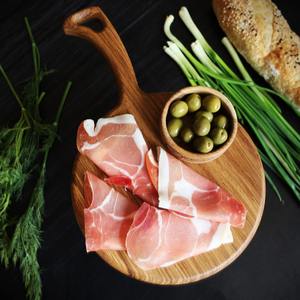 Planche à charcuterie en bois de qualité supérieure avec poignée ergonomique pour fromages, viandes, apéritifs et réceptions élégantes en cuisine - Product Image 2