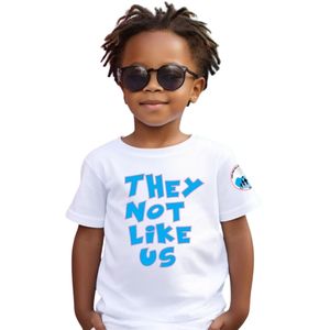เสื้อยืดแขนสั้นลายกราฟิกสีขาวสำหรับเด็ก ลายพิมพ์ตัวอักษร "Blue They Not Like Us" คอกลม สวมใส่สบายทุกวัน แฟชั่นเสื้อยืดเด็ก - Product Image 1