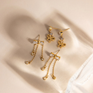 Pendientes de Borla de Acero Inoxidable Dorado con Estética Coqueta, en Oferta - Product Image 3