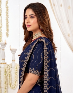 Sari de Seda Azul con Bordado Dorado, Traje Tradicional Indio para Bodas, para Mujer, Largo hasta el Suelo, Corte Regular - Product Image 2