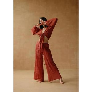 Ensemble vintage pour femme : haut court en coton froissé rouge à nouer à l'avant et pantalon palazzo à jambes larges, tenue de resort écologique - Product Image 4