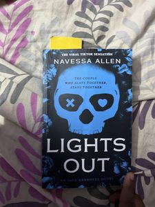 Lights Out de Navessa Allen, libro en tapa blanda, éxito de ventas para adultos - Product Image 3