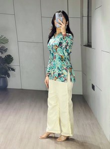 Ensemble Kurti court et palazzo élégant imprimé à l'effet feuille d'aluminium avec dos orné de Dori – Tenue de tous les jours - Product Image 2