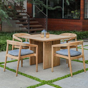 Ensemble de salle à manger en teck massif avec sièges en mousse souple supplémentaires recouverts d'un tissu imperméable de couleur bois naturel pour l'extérieur - Product Image 1