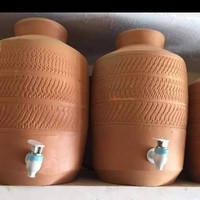 Pot à eau artisanal en argile avec support, couvercle en argile et robinet en acier inoxydable pour l'eau potable naturellement rafraîchissante