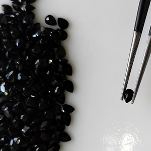 พลอยออนิกซ์สีดำธรรมชาติ 4x3 มม. รูปทรงลูกแพร์ คุณภาพดีที่สุด พลอยหลวมสำหรับทำเครื่องประดับ เรดเมาน์เทน เจมส์ R2BOPCT43 - Product Image 1