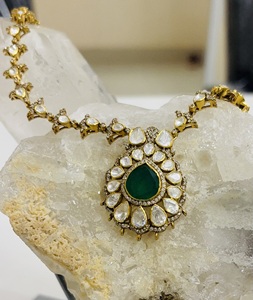 ชุดสร้อยคอและต่างหูรูปดอกไม้ชุบทองคำขาวคลาสสิกจาก Amaira Jewels สำหรับงานแต่งงานของผู้หญิง - Product Image 1