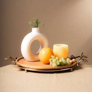 Bandeja de Comedor Redonda de Madera de Lujo al por Mayor, Plato de Servicio de Metal para Hotel y Restaurante, Vajilla Elegante con Asa Dorada Floral - Product Image 1