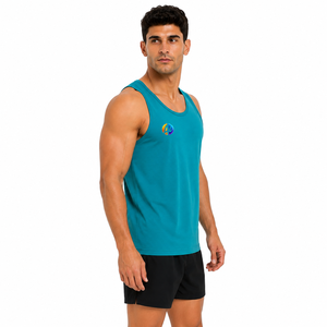 El acabado impecable crea un look pulido con el camiseta sin mangas Man Tank Top, que ofrece soporte activo para entrenamientos en el gimnasio y viajes a la playa, ideal para el uso diario. - Product Image 4