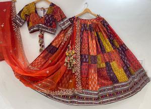Conjunto de Ropa Étnica para Boda, Chaniya Choli de Seda Viscosa Premium con Bordado Zari y Dupatta de Organza con Espejos - Product Image 3