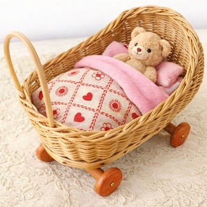 Cochecito de Mimbre Ecológico para Muñecas con Ruedas de Madera, Diseño Tradicional, Muebles Duraderos para Niños Pequeños - Product Image 2
