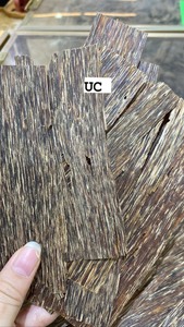 Meilleure Qualité Bois d'Oud Plat Bio Fait Main, Morceau Unique de Bois d'Agar du Vietnam, Grade Supérieur, Parfum Sucré Intense et Aromatique - Product Image 3