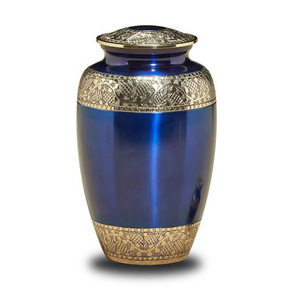 Urne funéraire élégante en laiton faite à la main avec motif en relief, écologique, pour cendres d'adultes - Product Image 3