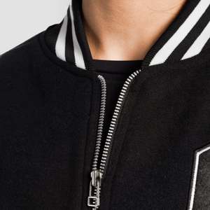 Veste universitaire noire pour femme avec bordure blanche, fermeture éclair, logo sur le devant, coupe classique, manches longues, polyester tissé, idéale pour l'automne - Product Image 5