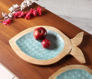 Plat à poisson en bois émaillé cyan pastel style océanique, motif écailles sculpté à la main, pour apéritifs, vaisselle de table bord de mer - Product Image 1