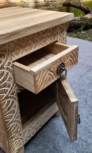 โต๊ะข้างเตียงไม้พร้อมลิ้นชัก สีขาวล้าง ดีไซน์ทันสมัย สำหรับห้องนอน - Product Image 3