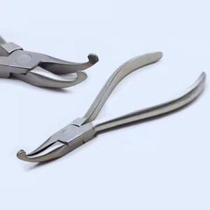 Pince dentaire orthodontique pour la mise en forme des fils, pince utilitaire courbée et angulaire 14 cm, instruments chirurgicaux dentaires certifiés par Grip Surgical - Product Image 1