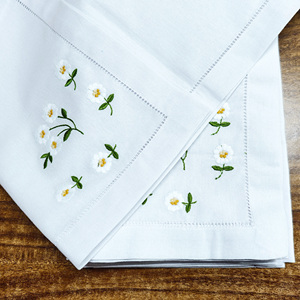 Serviettes de table en coton blanc en vrac avec broderie florale - Product Image 1