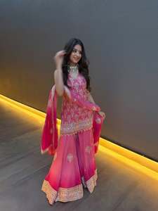 Ensemble prêt-à-porter pour soirée : haut en faux georgette imprimé et brodé, avec bas imprimé et brodé, et dupatta en georgette. - Product Image 4