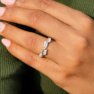 แหวนแต่งงานทองคำแท้ 14K ประดับเพชรทรงมาร์คีส์ ดีไซน์ใบโค้งเว้า ประดับเพชรแบบหยัก พร้อมแหวนแต่งงานแบบซ้อนได้ - Product Image 4