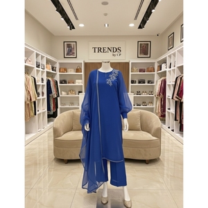 Elegante Traje Formal de Tres Piezas en Mezcla de Seda/Satén Anarkali |   Salwar Kameez Cosido con Bordado para Fiestas y Celebraciones del Eid - Product Image 5