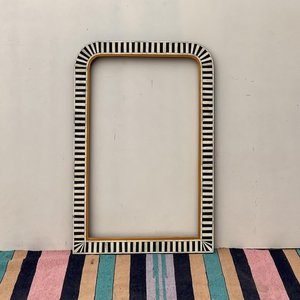 Miroir mural de luxe artisanal en os incrusté, design couronne noir et blanc pour la décoration intérieure moderne de Belladec - Product Image 1