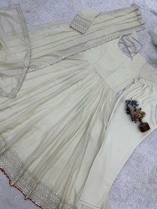Magnifique ensemble Salwar Kameez multicolore à col rond avec broderies fantaisie et dupatta pour mariée, idéal pour les fêtes. - Product Image 5