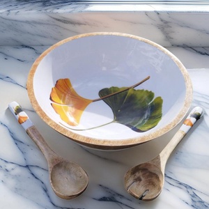 Ensemble de saladiers en bois émaillé faits à la main, motif Ginkgo Biloba, avec cuillères de service en bois assorties - Product Image 1