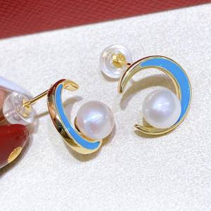 Nouvelles boucles d'oreilles en forme de croissant bleu en perles d'eau douce de style coréen pour le début de l'été - Product Image 1