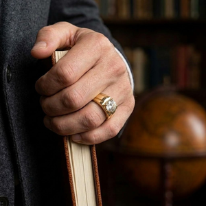 Anillo de Moissanita Chapado en Oro Amarillo de 14K para Hombre, Corte Brillante Redondo, Engaste de Garras, Banda de Compromiso Geométrica, Estilo Clásico - Product Image 5