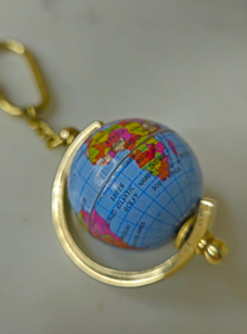 Porte-clés globe terrestre vintage en laiton, porte-clés décoratif, cadeau pour les voyageurs, les amateurs de géographie, accessoires de bureau - Product Image 5