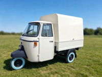 Tricycle à moteur Piaggio avec équipement personnalisé pour café mobile, bar à bière, cocktails, événements de festival et mariages