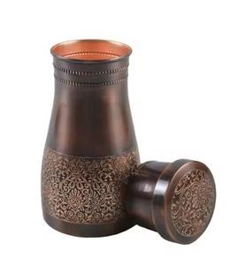 Bouteille d'eau vintage en cuivre bronze, motif gaufré Héritage, silhouette incurvée, réutilisable pour la maison, le bureau et les voyages - Product Image 4