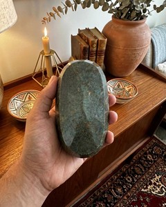 พลอยทับทิมธรรมชาติทรงรีเจียระไนแบบมรกต น้ำหนัก 5000 กะรัต พลอยเม็ดเดี่ยวขนาดใหญ่ สีแดงเข้มขัดเงา พลอยทับทิมคุณภาพสูง - Product Image 4