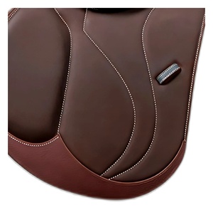 Silla de montar inglesa de cuero marrón para doma y salto, con estructura de madera, personalizable, con ribete color canela y herrajes de latón. - Product Image 4