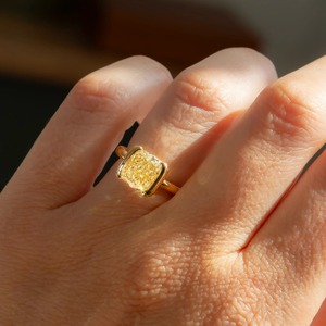 Anillo de Diamante Amarillo de 3.25CT, Corte Cojín, Cultivado en Laboratorio, Engaste de Media Bisel, Oro de 14K, Proveedor - Product Image 6